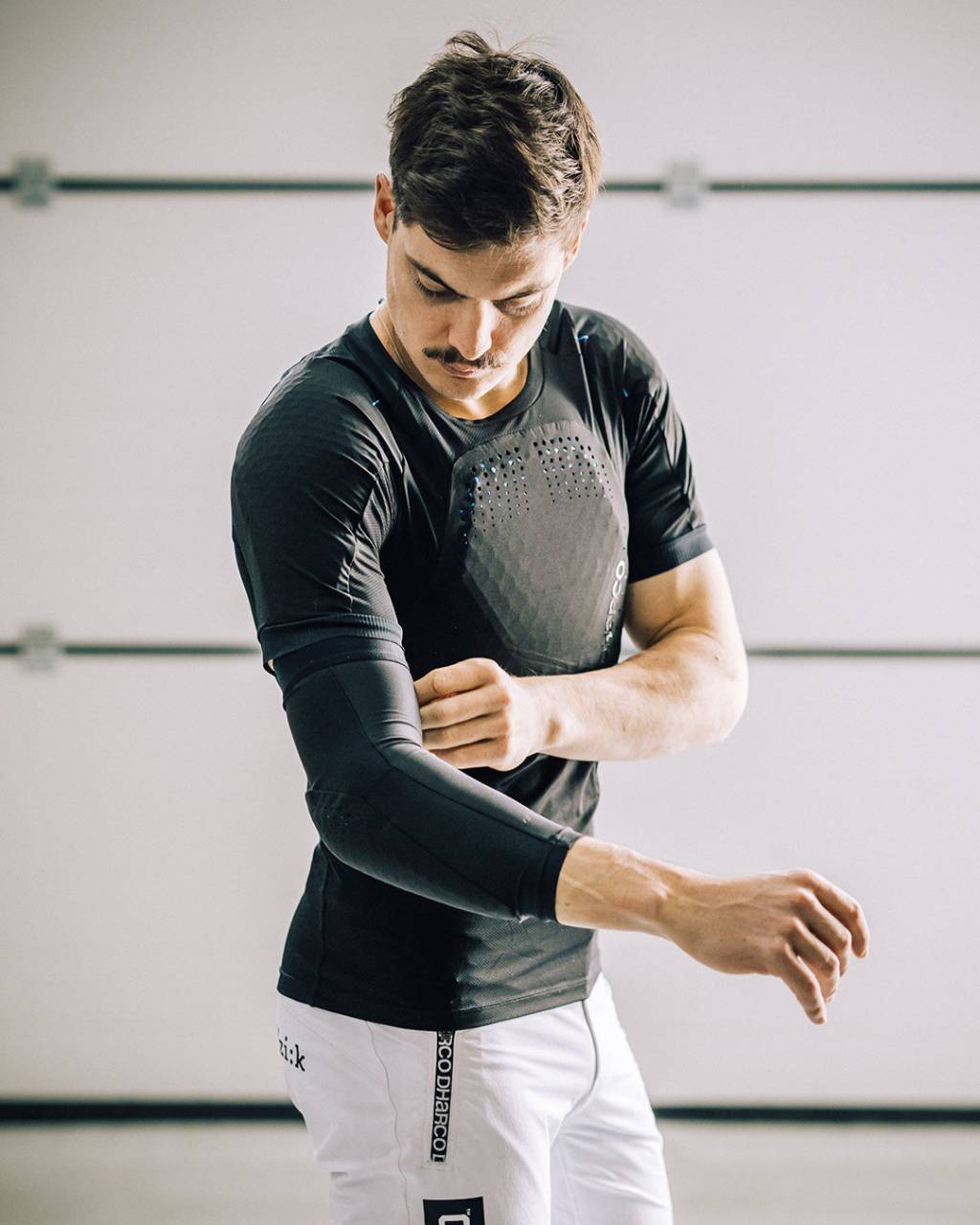 DHARCO GRAVITY ELBOW PAD