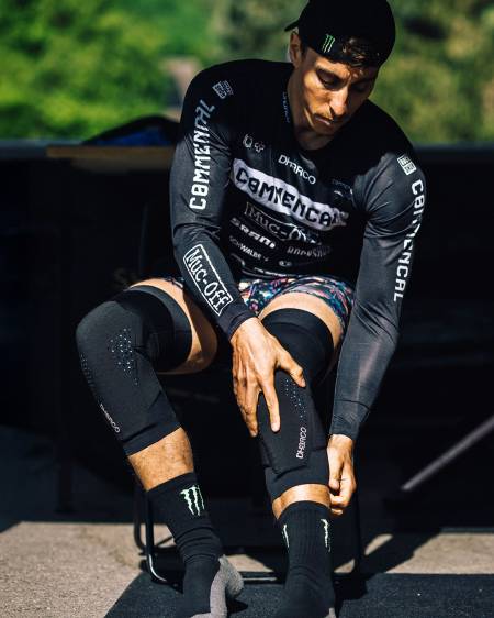 dharco-gravity-kneepad-amaury-pierron-72acc4a0-577f-4b6c-b703-dbe10bdbe55f.jpg